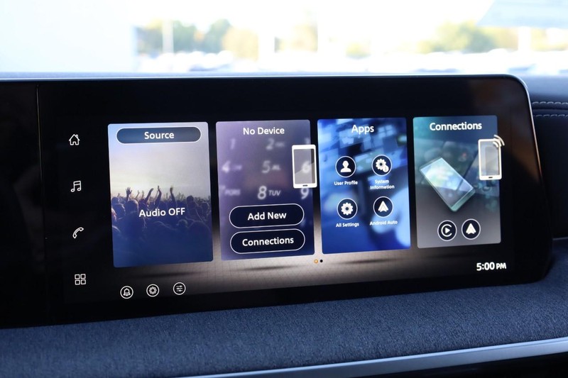 Nissan Kicks Vehicle Full-screen Gallery Image 11