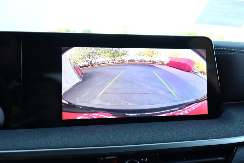 Nissan Kicks Vehicle Full-screen Gallery Image 12