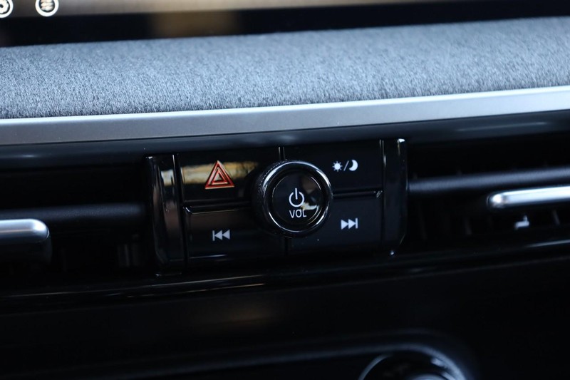 Nissan Kicks Vehicle Full-screen Gallery Image 13