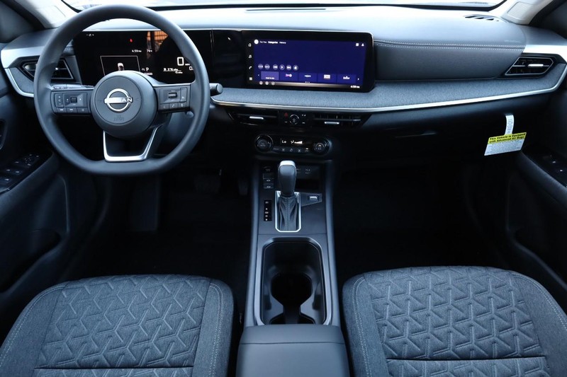 Nissan Kicks Vehicle Full-screen Gallery Image 22