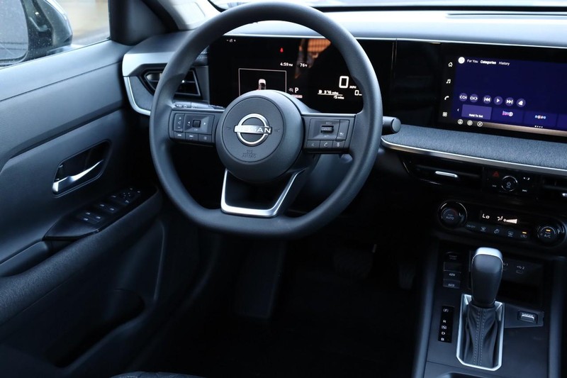 Nissan Kicks Vehicle Full-screen Gallery Image 23