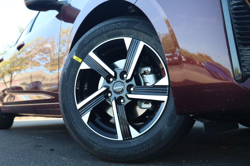 Nissan Sentra Vehicle Full-screen Gallery Image 3