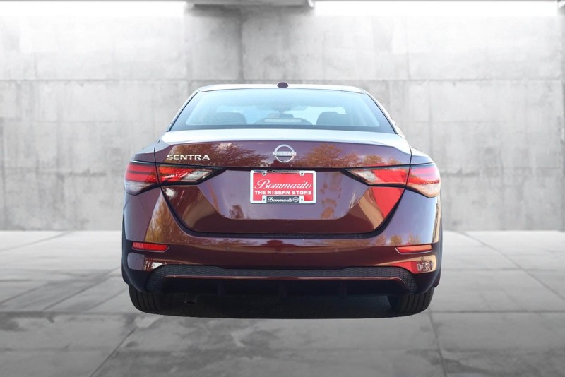 Nissan Sentra Vehicle Full-screen Gallery Image 6