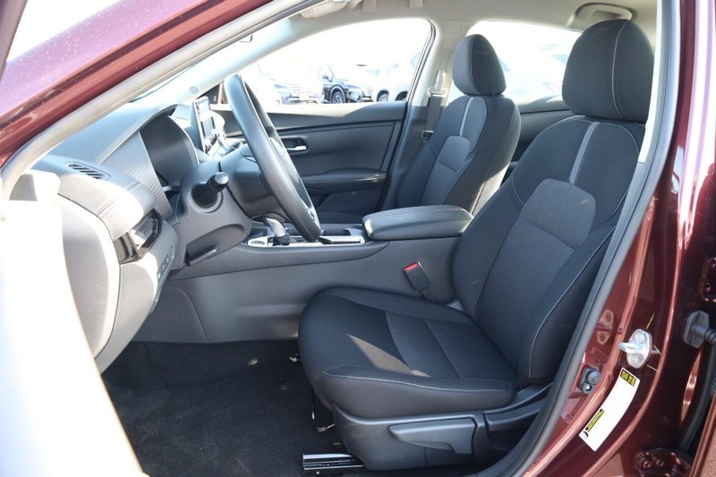 Nissan Sentra Vehicle Full-screen Gallery Image 8