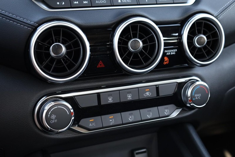 Nissan Sentra Vehicle Full-screen Gallery Image 13