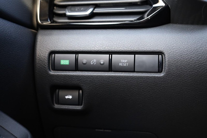 Nissan Sentra Vehicle Full-screen Gallery Image 18