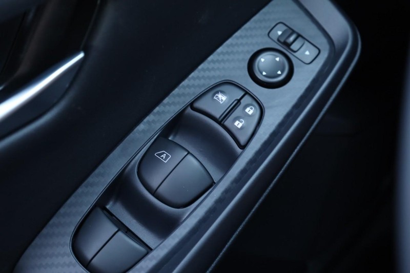 Nissan Sentra Vehicle Image 17