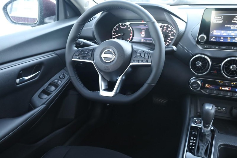 Nissan Sentra Vehicle Image 22