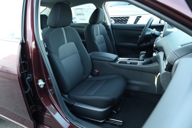 Nissan Sentra Vehicle Image 23