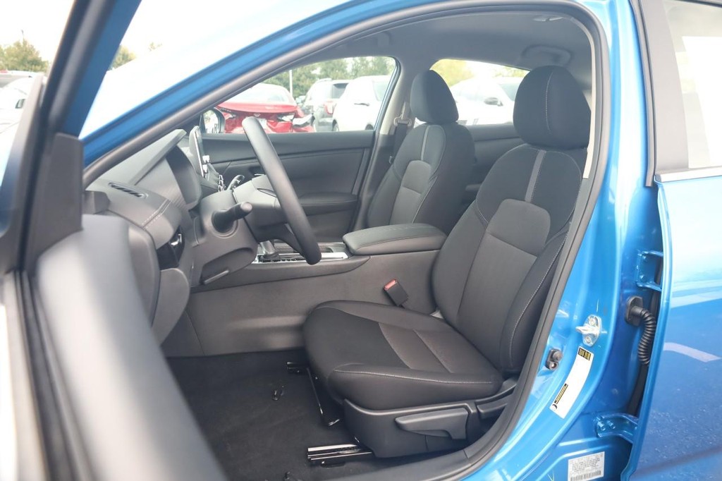 Nissan Sentra Vehicle Image 08