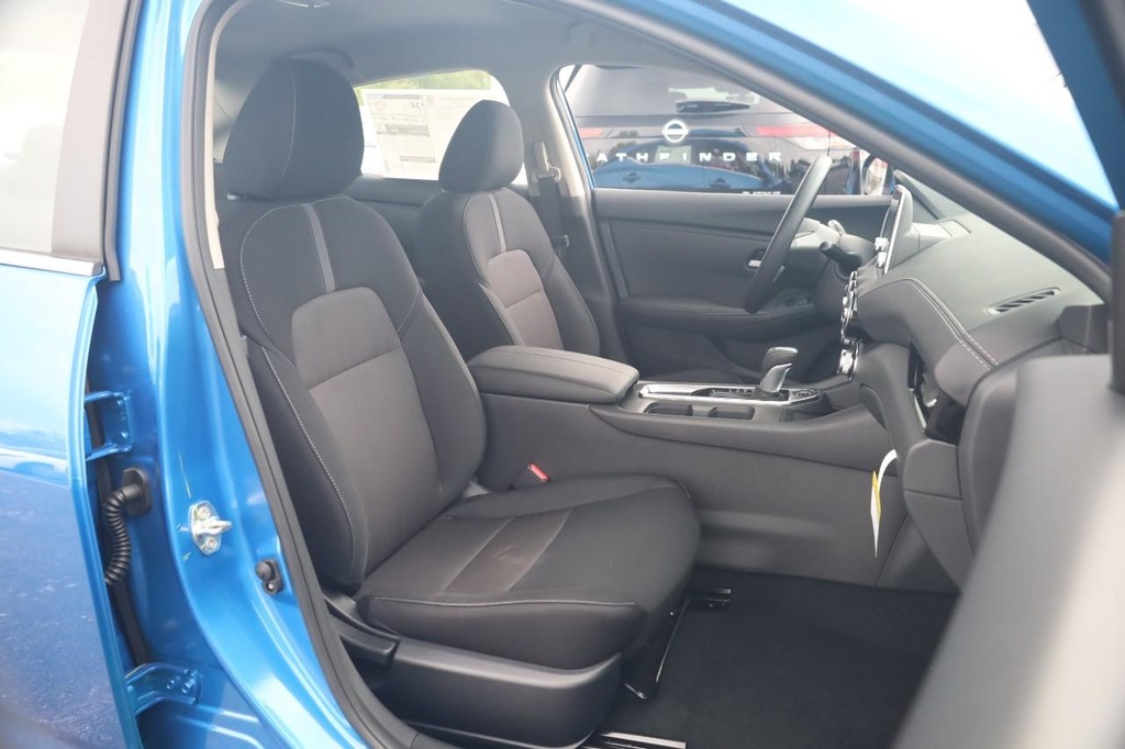 Nissan Sentra Vehicle Image 24