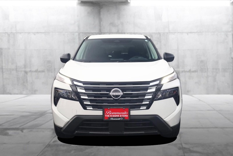 Nissan Rogue Vehicle Full-screen Gallery Image 4