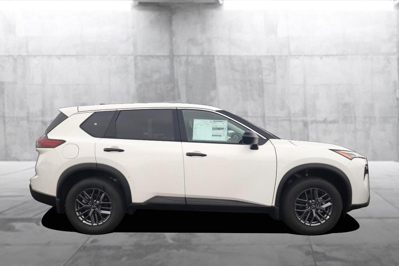 Nissan Rogue Vehicle Full-screen Gallery Image 5