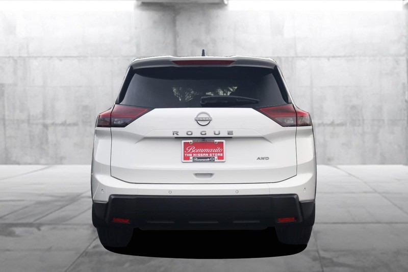 Nissan Rogue Vehicle Full-screen Gallery Image 6