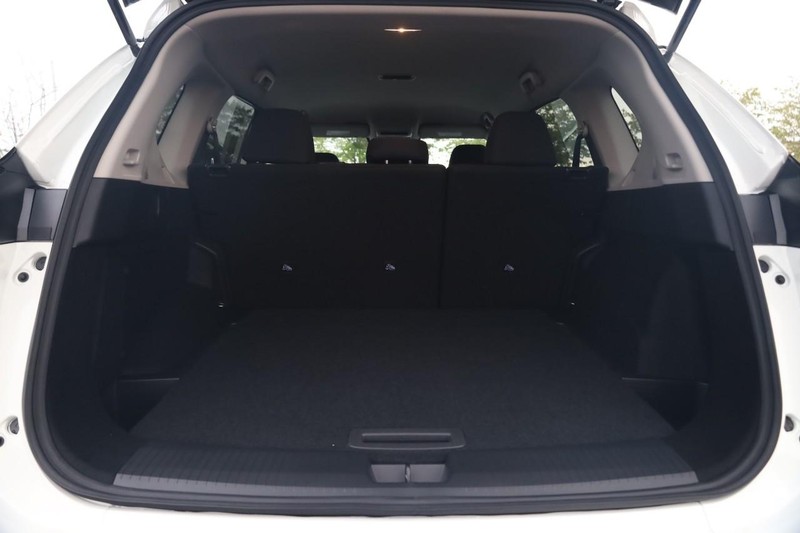 Nissan Rogue Vehicle Full-screen Gallery Image 7