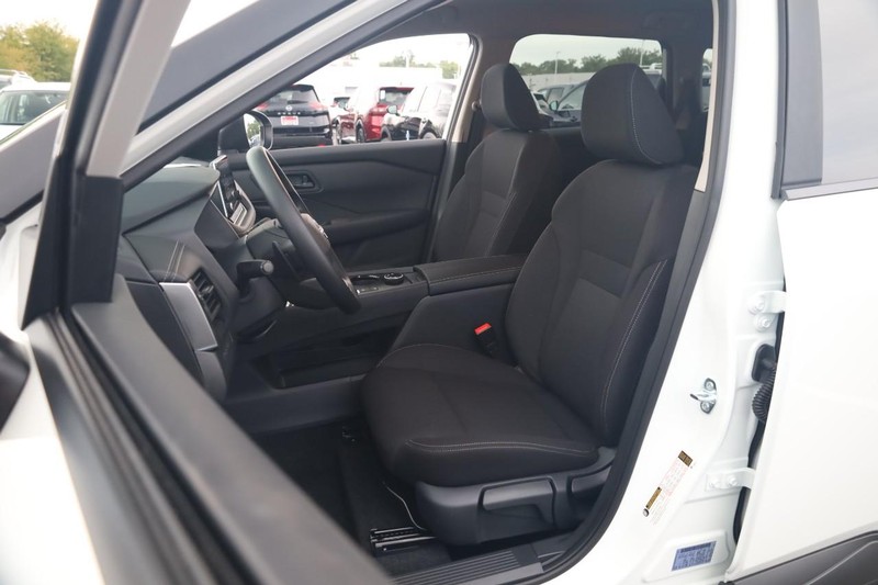 Nissan Rogue Vehicle Full-screen Gallery Image 8