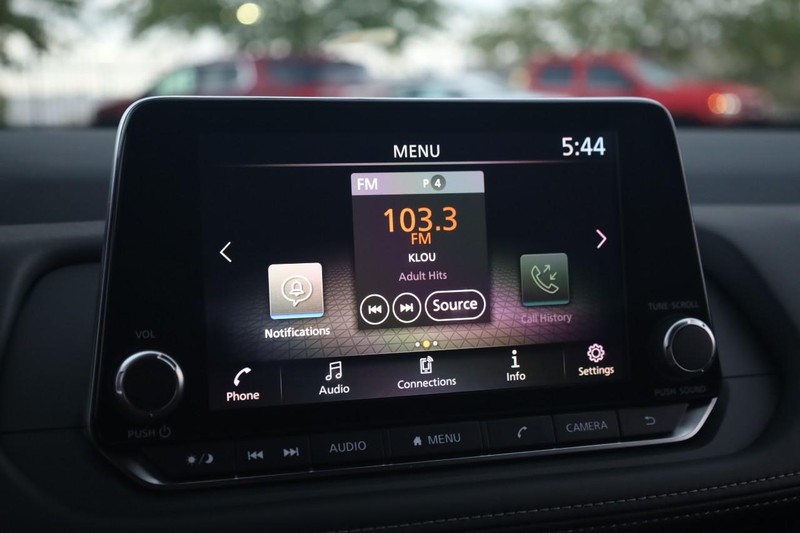 Nissan Rogue Vehicle Full-screen Gallery Image 11