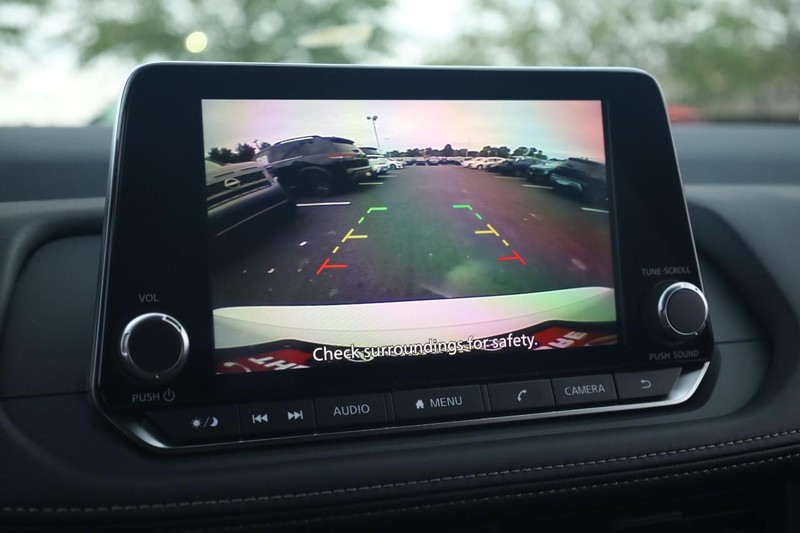 Nissan Rogue Vehicle Full-screen Gallery Image 12