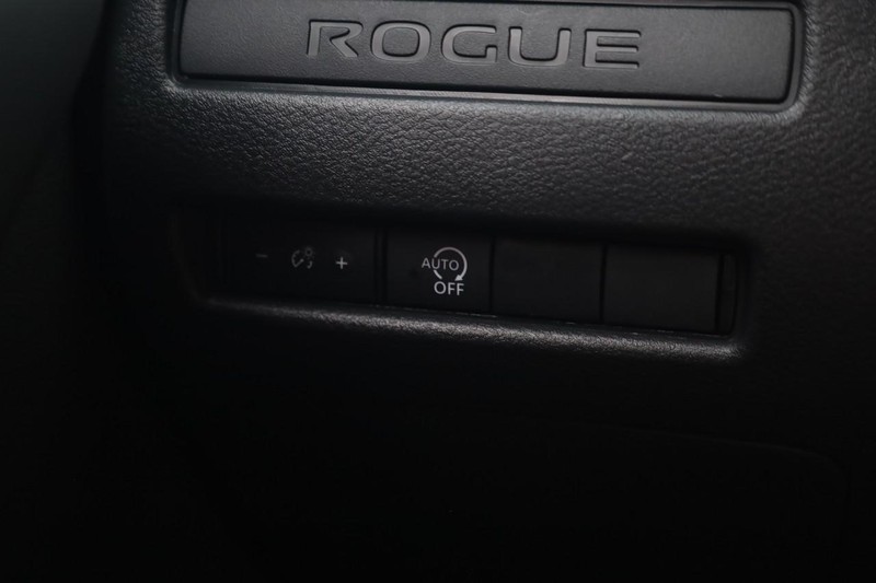 Nissan Rogue Vehicle Full-screen Gallery Image 18