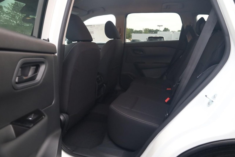 Nissan Rogue Vehicle Full-screen Gallery Image 20