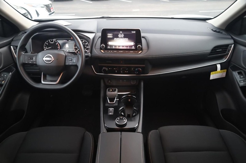 Nissan Rogue Vehicle Full-screen Gallery Image 21