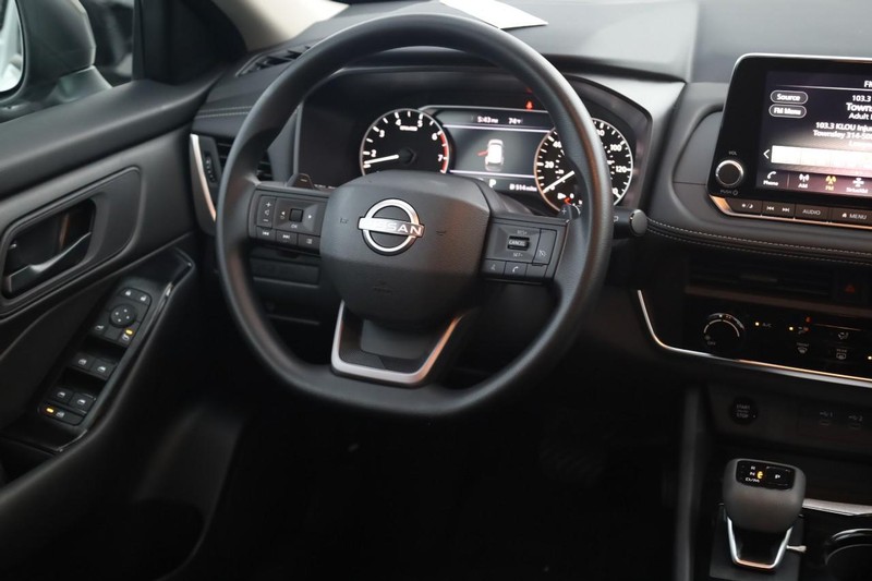 Nissan Rogue Vehicle Full-screen Gallery Image 22