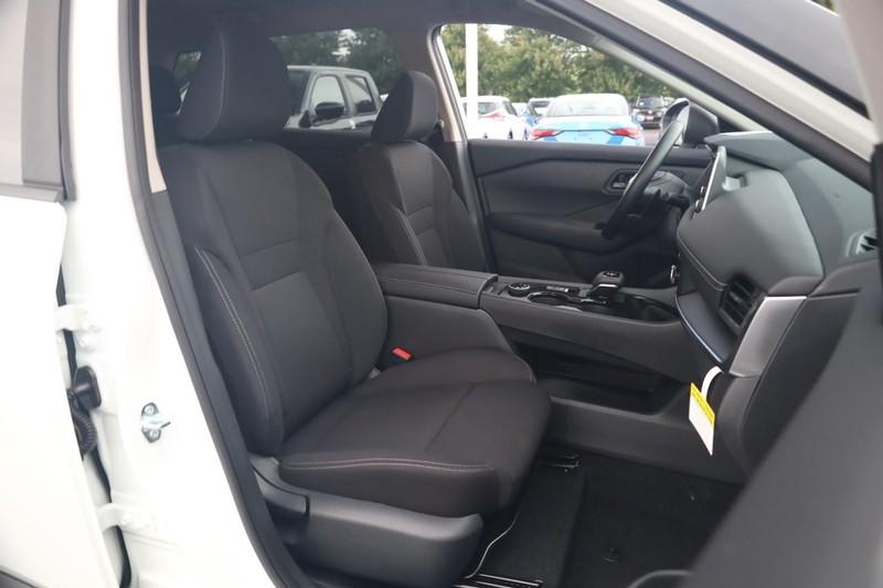 Nissan Rogue Vehicle Full-screen Gallery Image 23