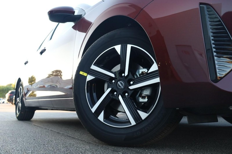 Nissan Sentra Vehicle Full-screen Gallery Image 3