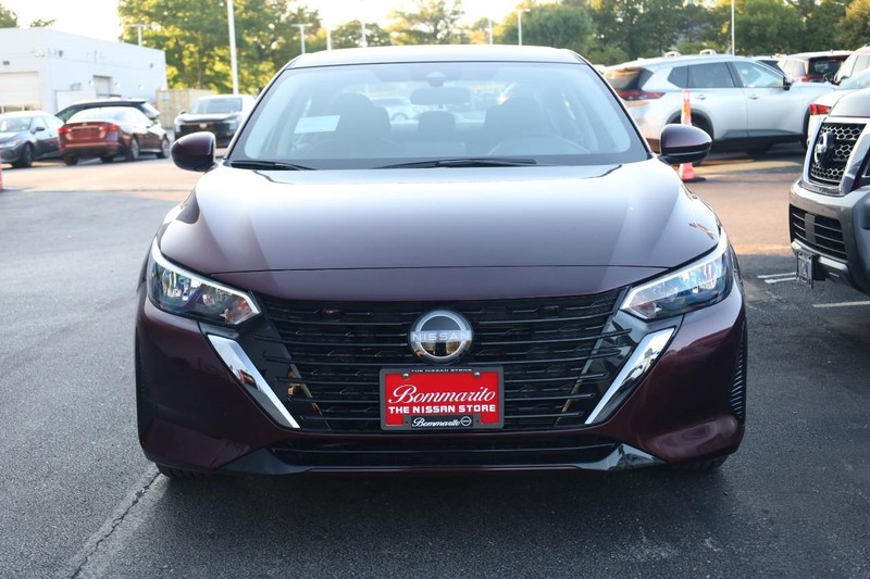 Nissan Sentra Vehicle Full-screen Gallery Image 4