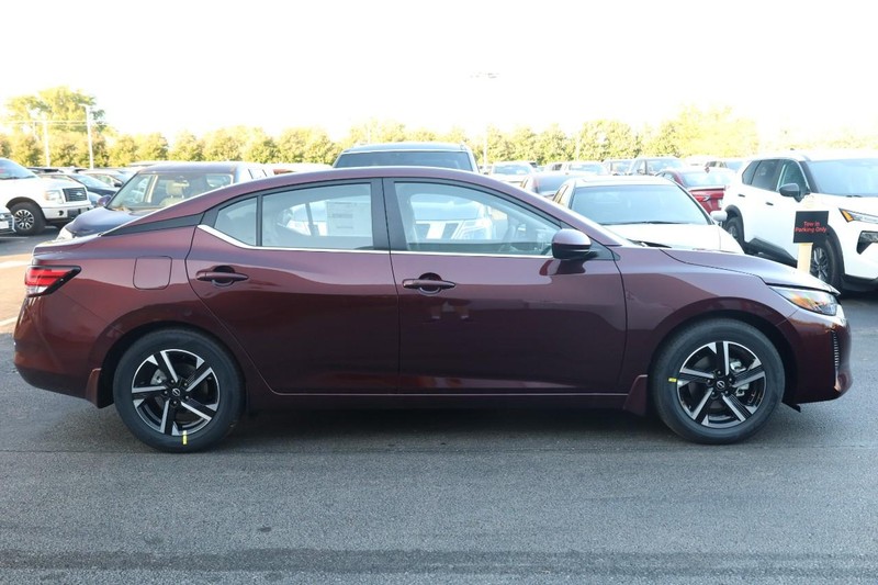 Nissan Sentra Vehicle Full-screen Gallery Image 5