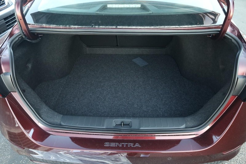 Nissan Sentra Vehicle Full-screen Gallery Image 7