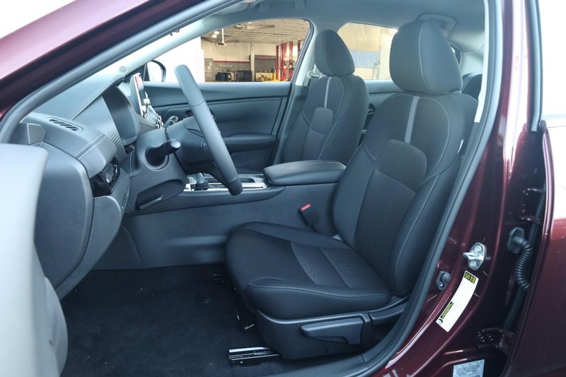 Nissan Sentra Vehicle Full-screen Gallery Image 8