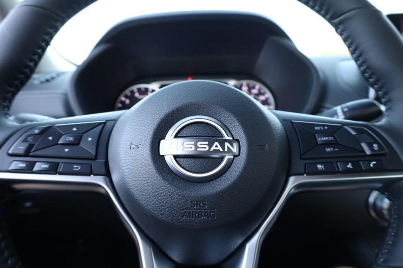 Nissan Sentra Vehicle Full-screen Gallery Image 9