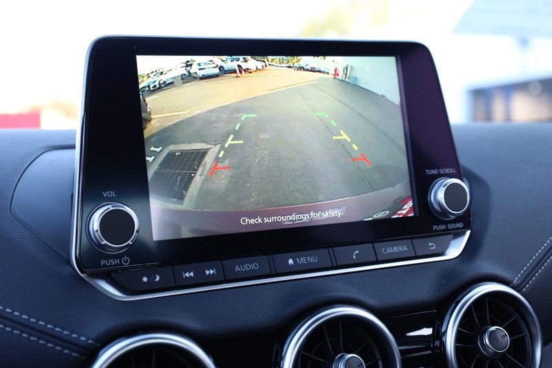 Nissan Sentra Vehicle Full-screen Gallery Image 12