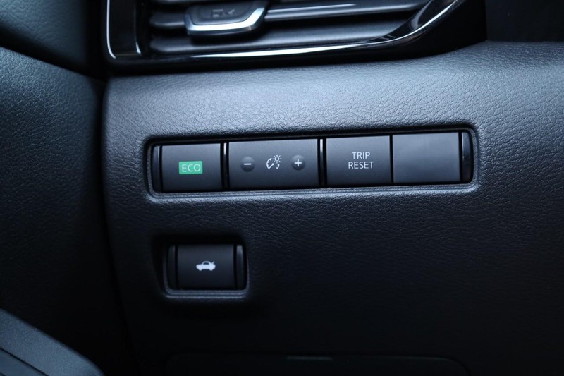 Nissan Sentra Vehicle Full-screen Gallery Image 18