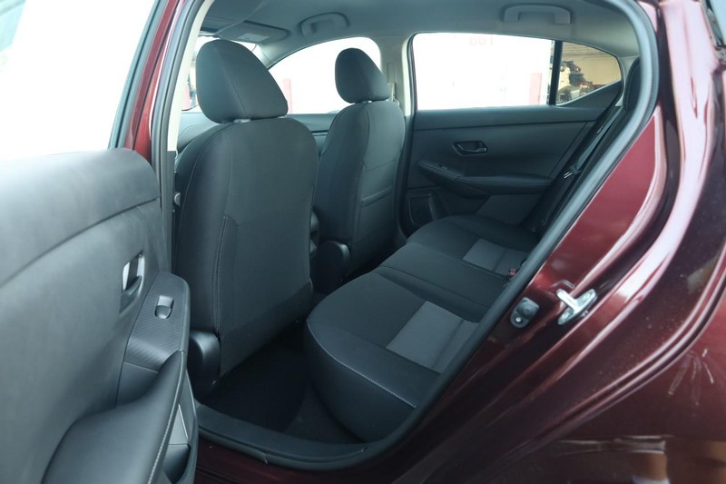 Nissan Sentra Vehicle Full-screen Gallery Image 19