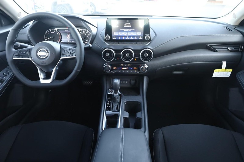 Nissan Sentra Vehicle Full-screen Gallery Image 21