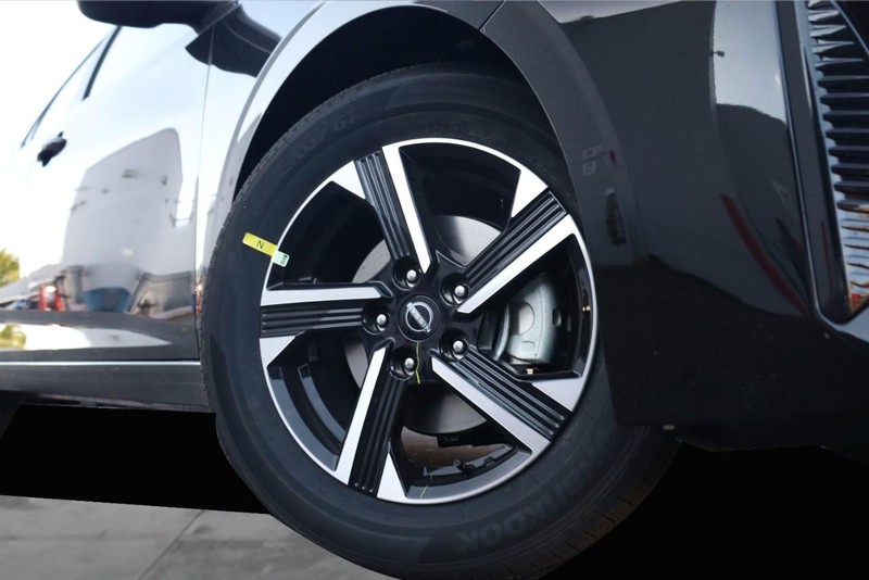 Nissan Sentra Vehicle Full-screen Gallery Image 3