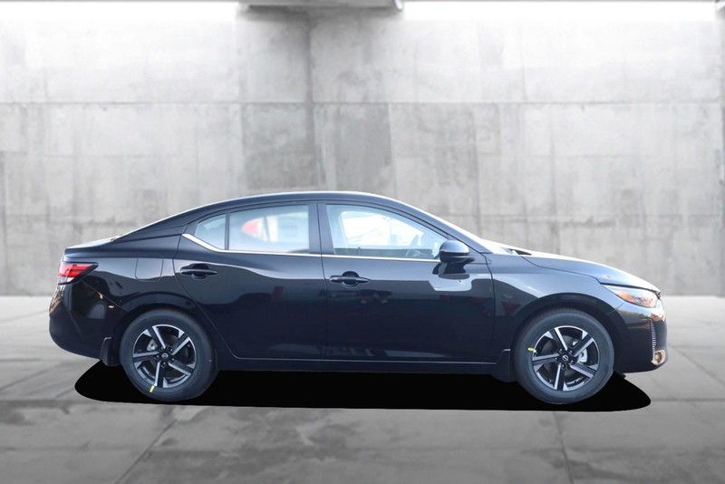 Nissan Sentra Vehicle Full-screen Gallery Image 5