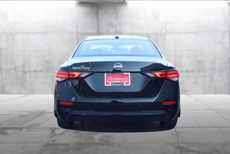 Nissan Sentra Vehicle Full-screen Gallery Image 6