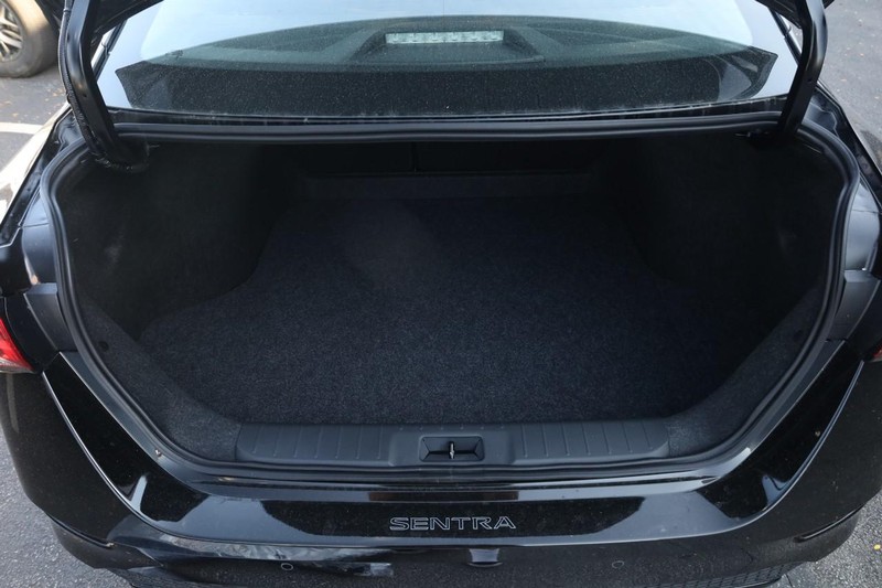 Nissan Sentra Vehicle Full-screen Gallery Image 7