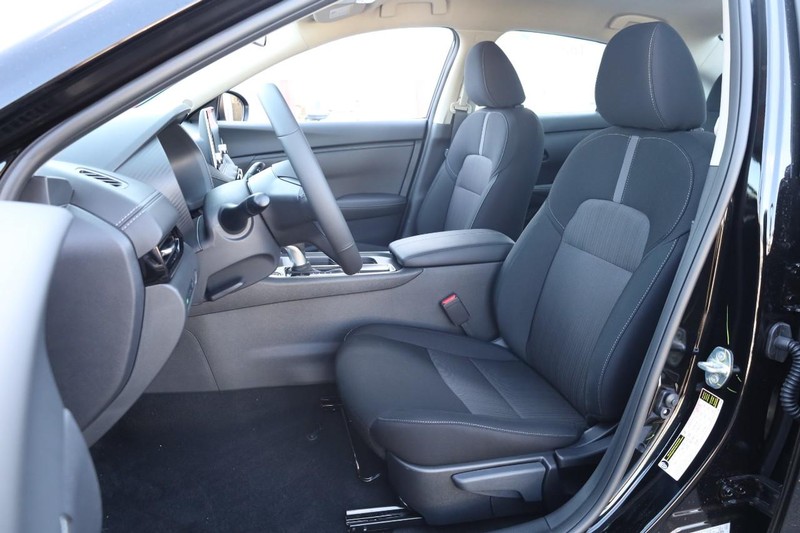 Nissan Sentra Vehicle Full-screen Gallery Image 8