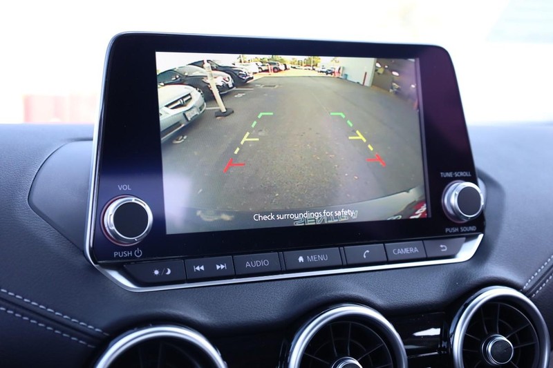 Nissan Sentra Vehicle Full-screen Gallery Image 12