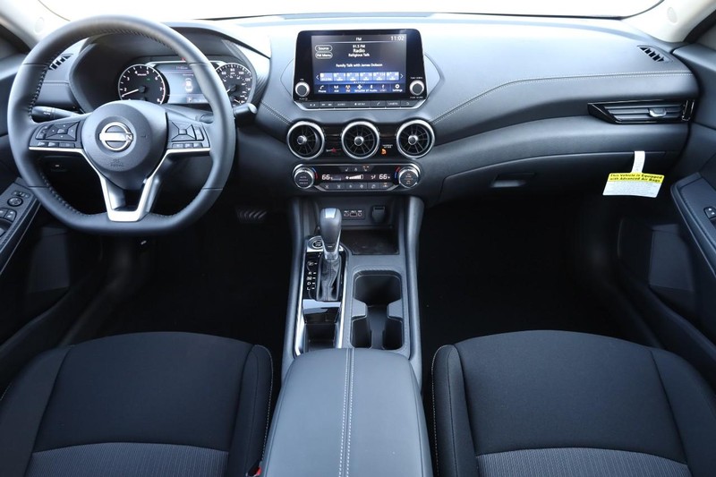 Nissan Sentra Vehicle Full-screen Gallery Image 21