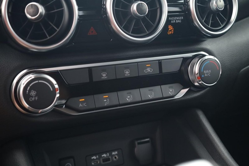 Nissan Sentra Vehicle Full-screen Gallery Image 14