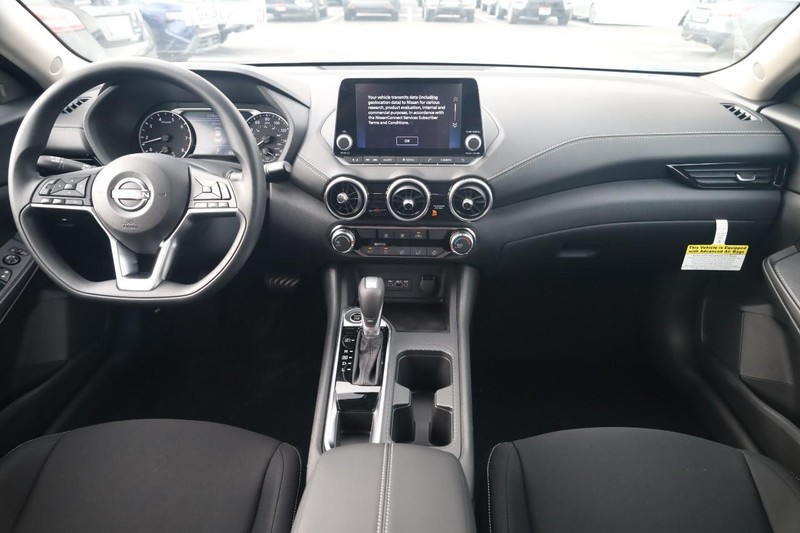 Nissan Sentra Vehicle Full-screen Gallery Image 22