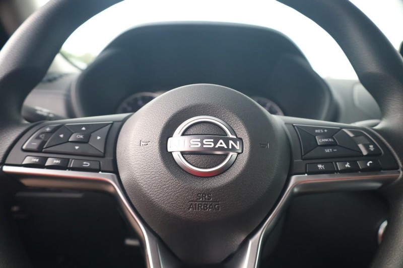 Nissan Sentra Vehicle Full-screen Gallery Image 9