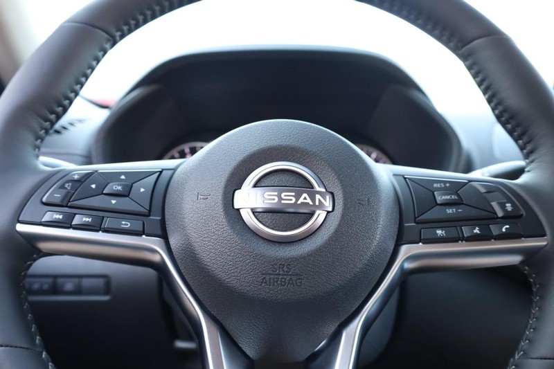 Nissan Sentra Vehicle Image 09