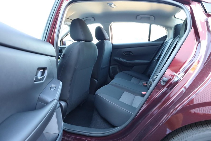 Nissan Sentra Vehicle Image 19