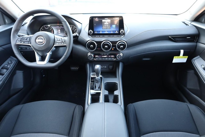 Nissan Sentra Vehicle Image 21